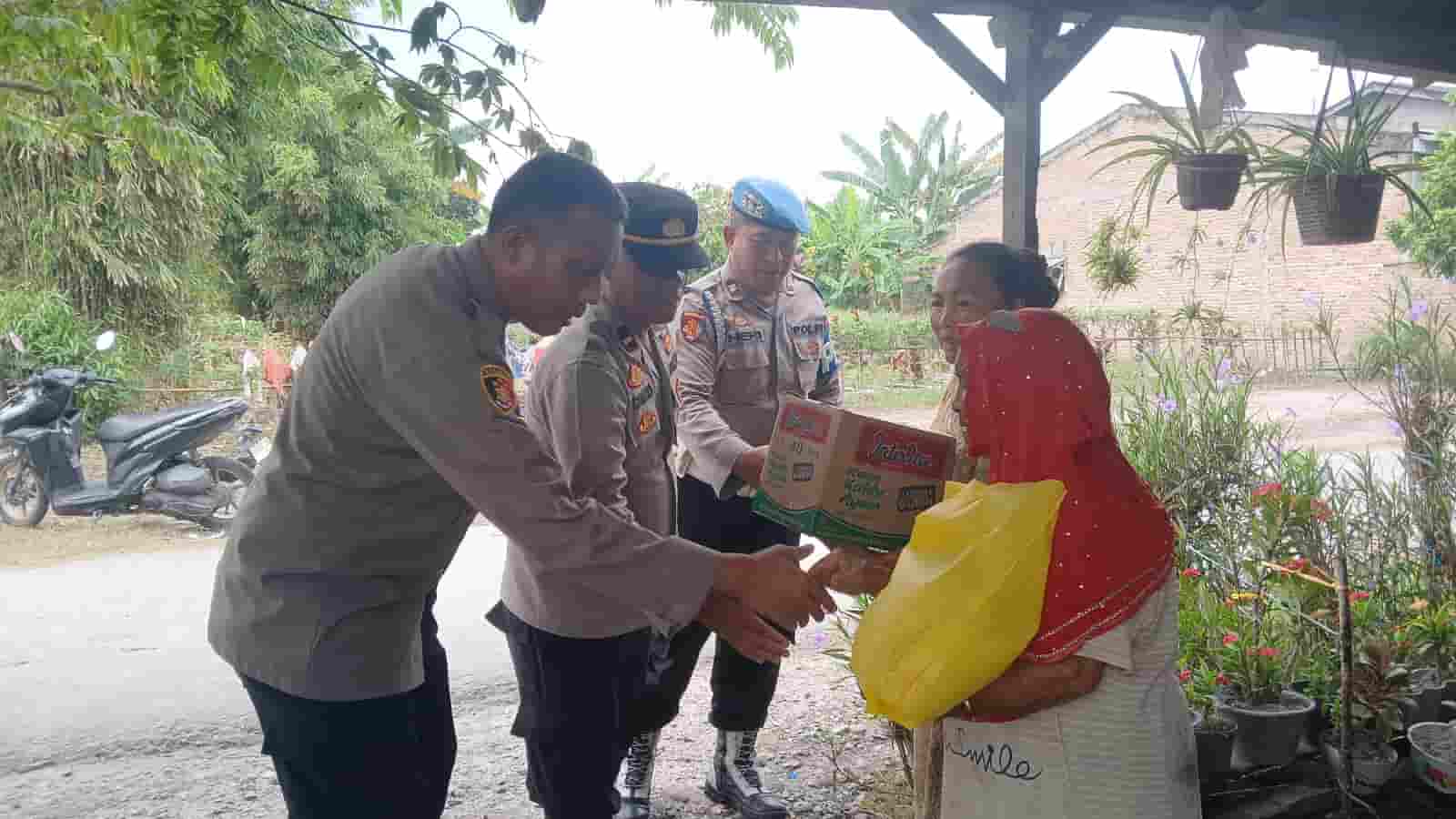 Atensi AKBP Jhon Sitepu, SIK, MH, Kapolsek Perbaungan Salurkan Bansos Ramadan untuk Korban Kebakaran di Sergai