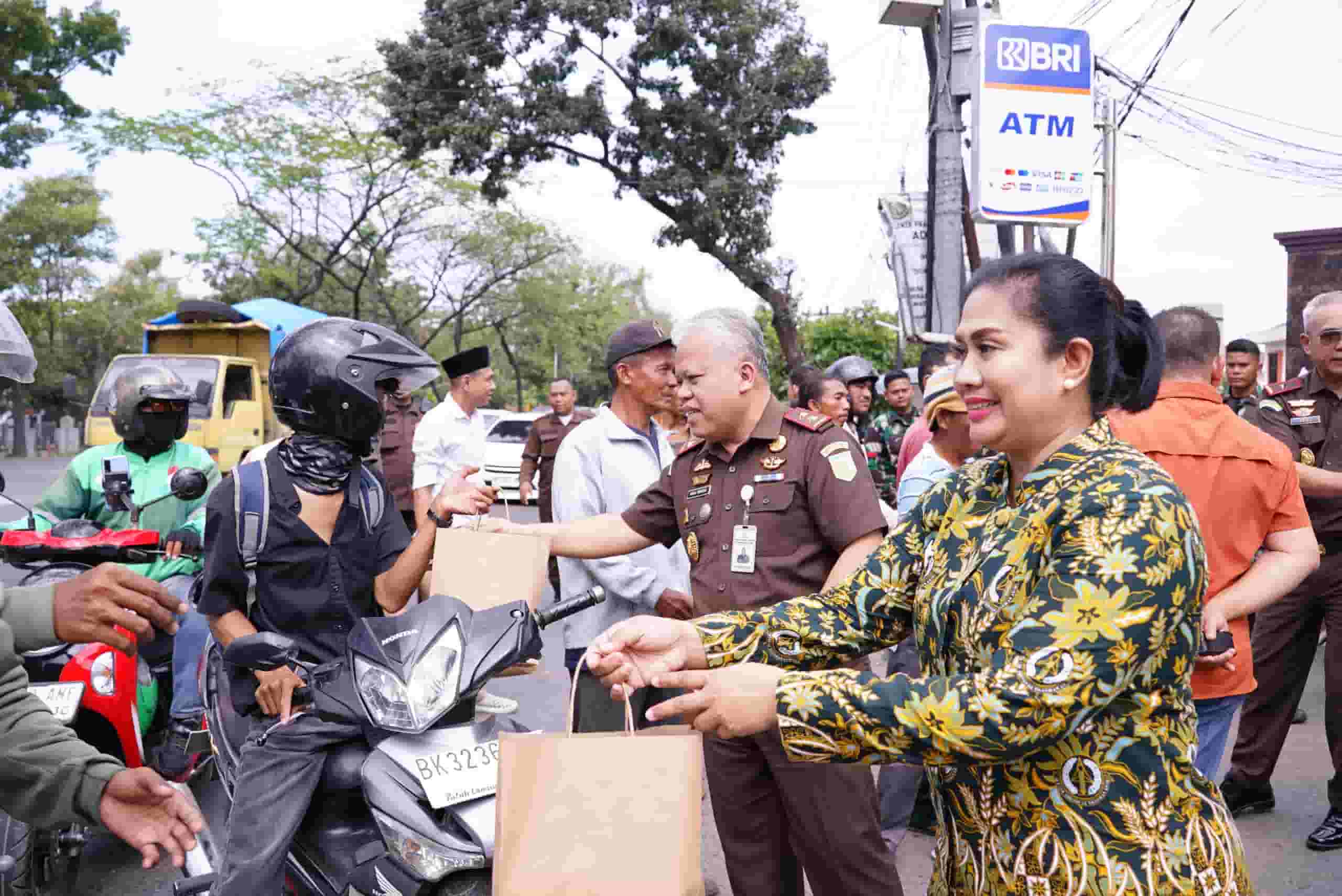 Kajati Sumatera Utara Harli Siregar Bagikan Ratusan Paket Takjil Kepada Masyarakat dan PPNPN