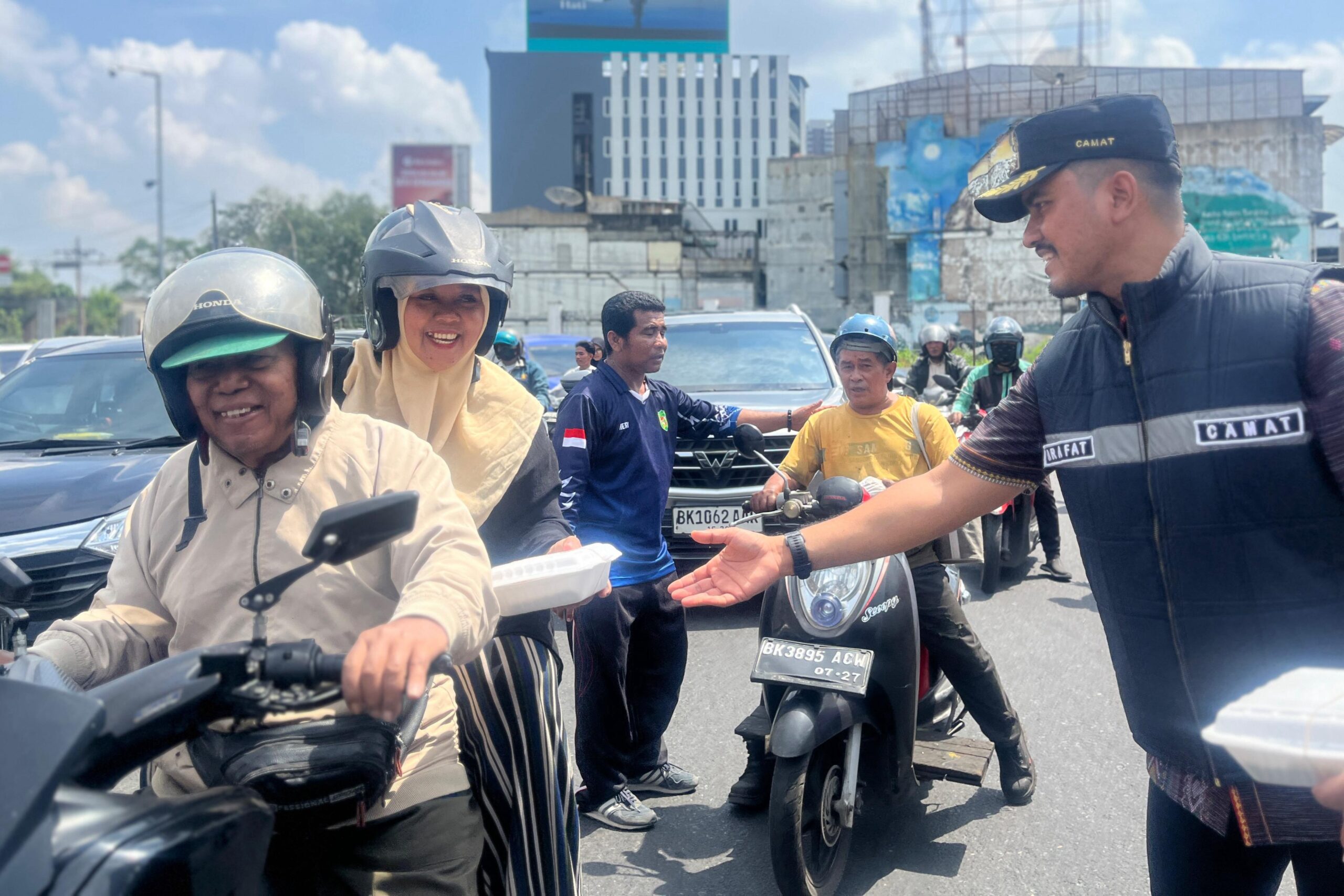 Forkopimcam Medan Petisah Berbagi Jumat Berkah 300 Makanan, Camat: Bentuk Perhatian dan Kepedulian Kami