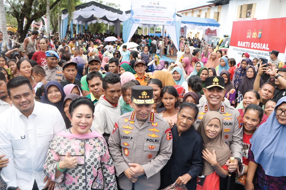 Kapolri dan Ketua Komisi IV DPR RI Salurkan 16 Truk Bantuan untuk Korban Bencana di Tapanuli Tengah
