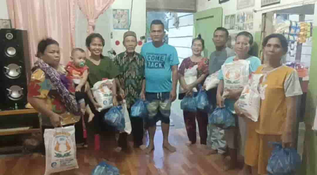 Kasat Narkoba Polres Labuhan Batu Salurkan Bantuan Sembako kepada Warga Kurang Mampu
