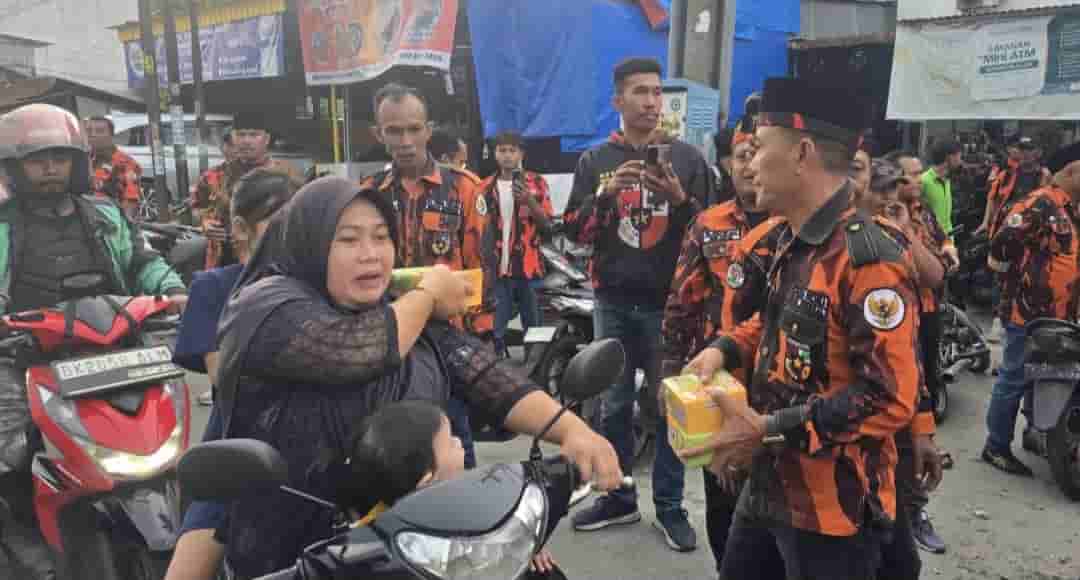Pemuda Pancasila Medan Sunggal Tak Pernah Lelah Berbagi, Ratusan Warga Terima Takjil dan Sembako di Ramadhan 1447 H