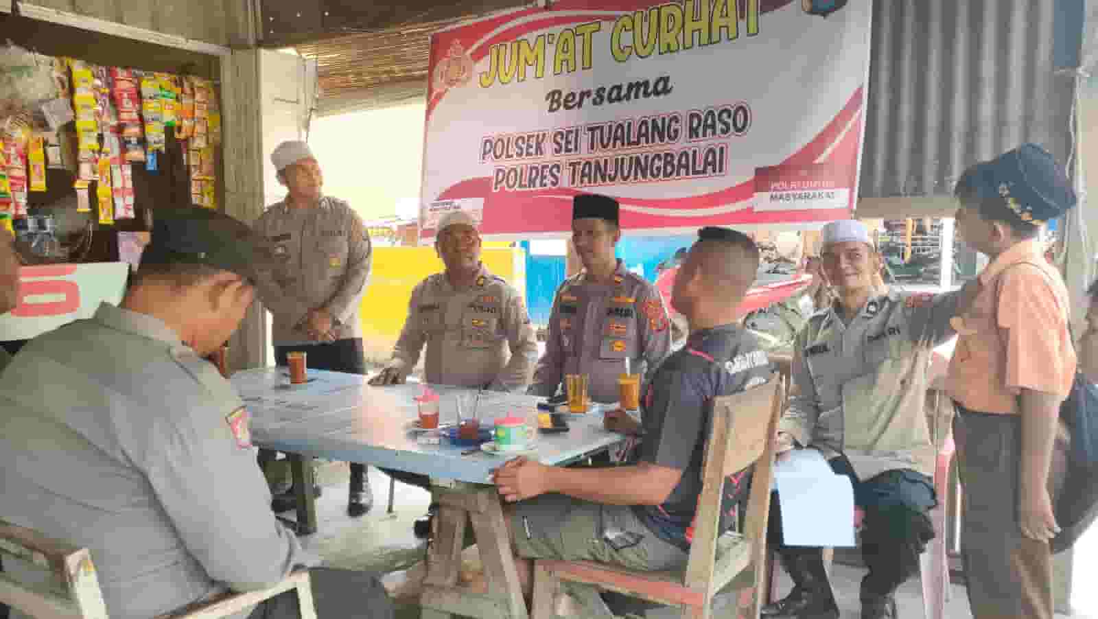 Sambil Ngopi di Warkop, Polsek Sei Tualang Raso Laksanakan Jumat Curhat