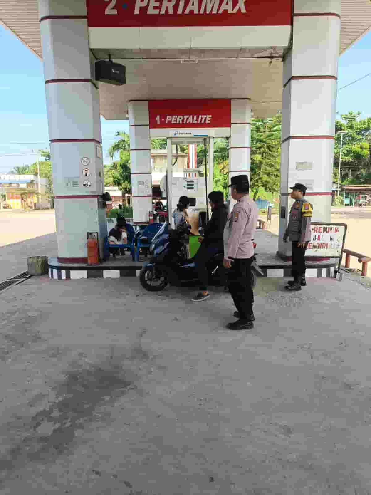 Pastikan Distribusi BBM Lancar, Personel Polres Tanjung Balai Jaga Ketat SPBU Alteri