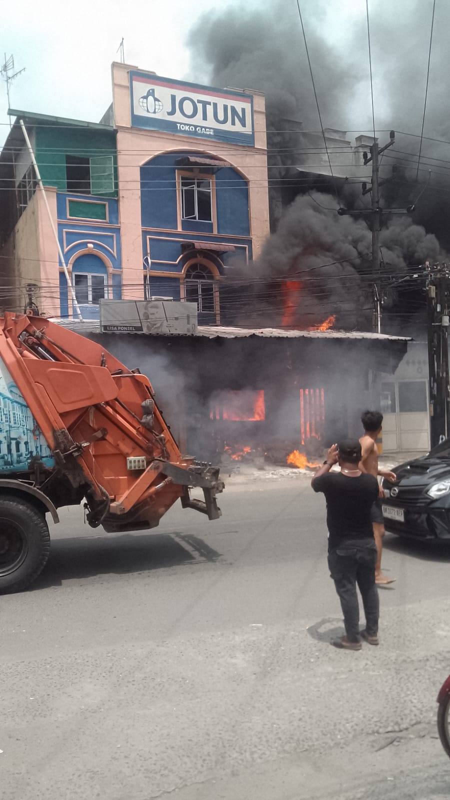 Kebakaran Hebat Landa Toko Cat di Marelan Pasar V Medan, Satu Orang Dikabarkan Tewas