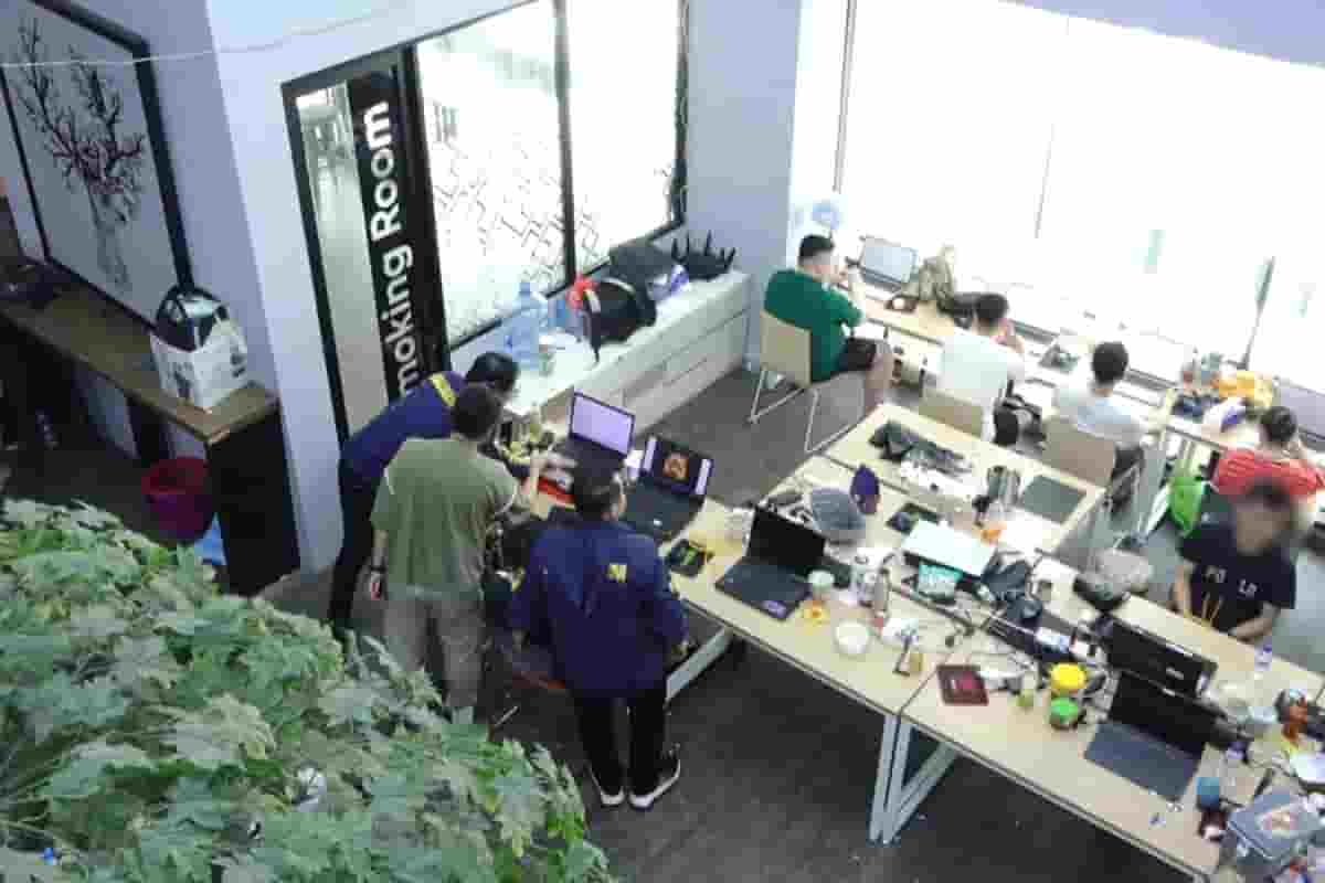 Penggerebekan Markas Judi Online di Hayam Wuruk, 321 WNA Diamankan Polisi