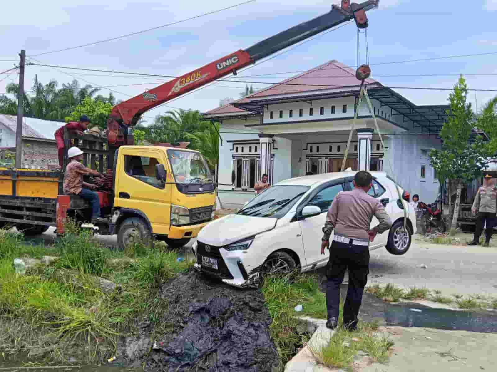 RESPON CEPAT POLSEK DATUK BANDAR EVAKUASI MOBIL TERPEROSOK PARIT