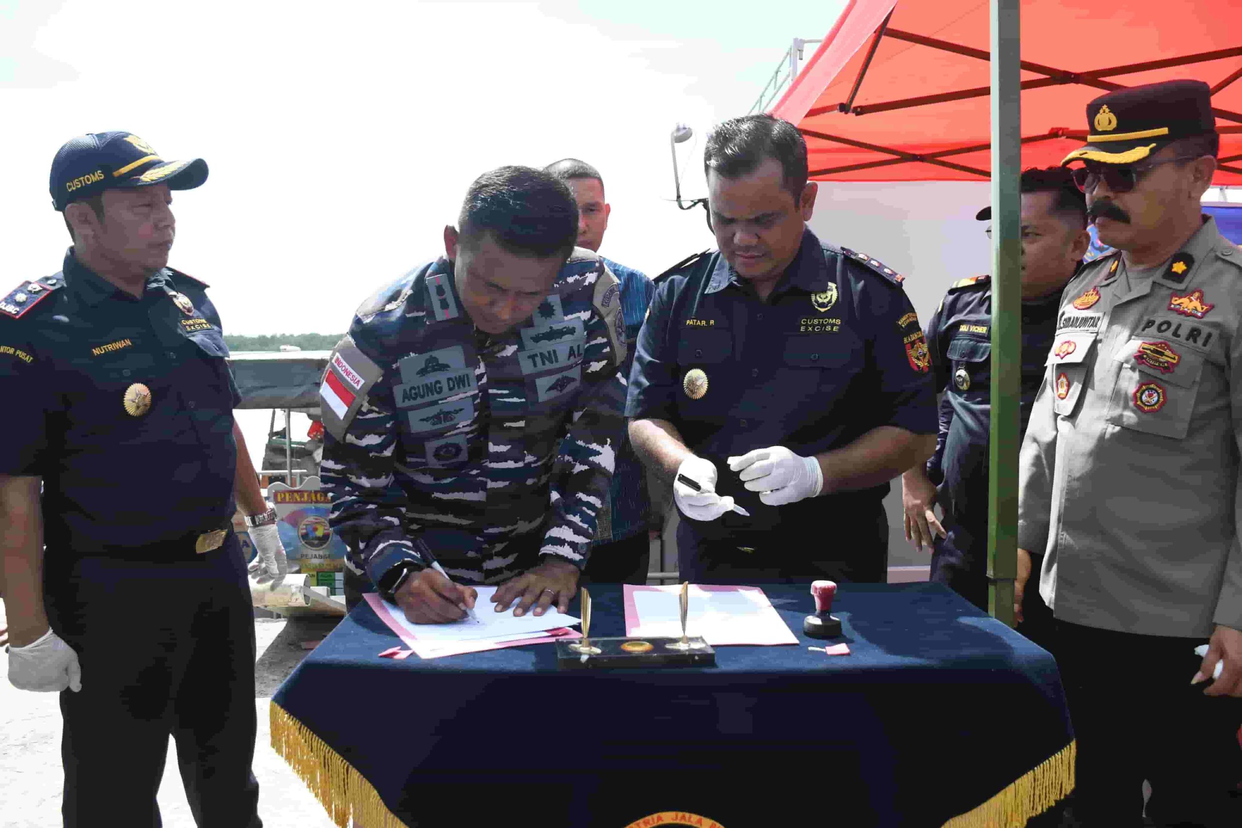 Sinergi TNI AL dan Bea Cukai Gagalkan Dugaan Penyelundupan Ballpress di Perairan Batu Bara