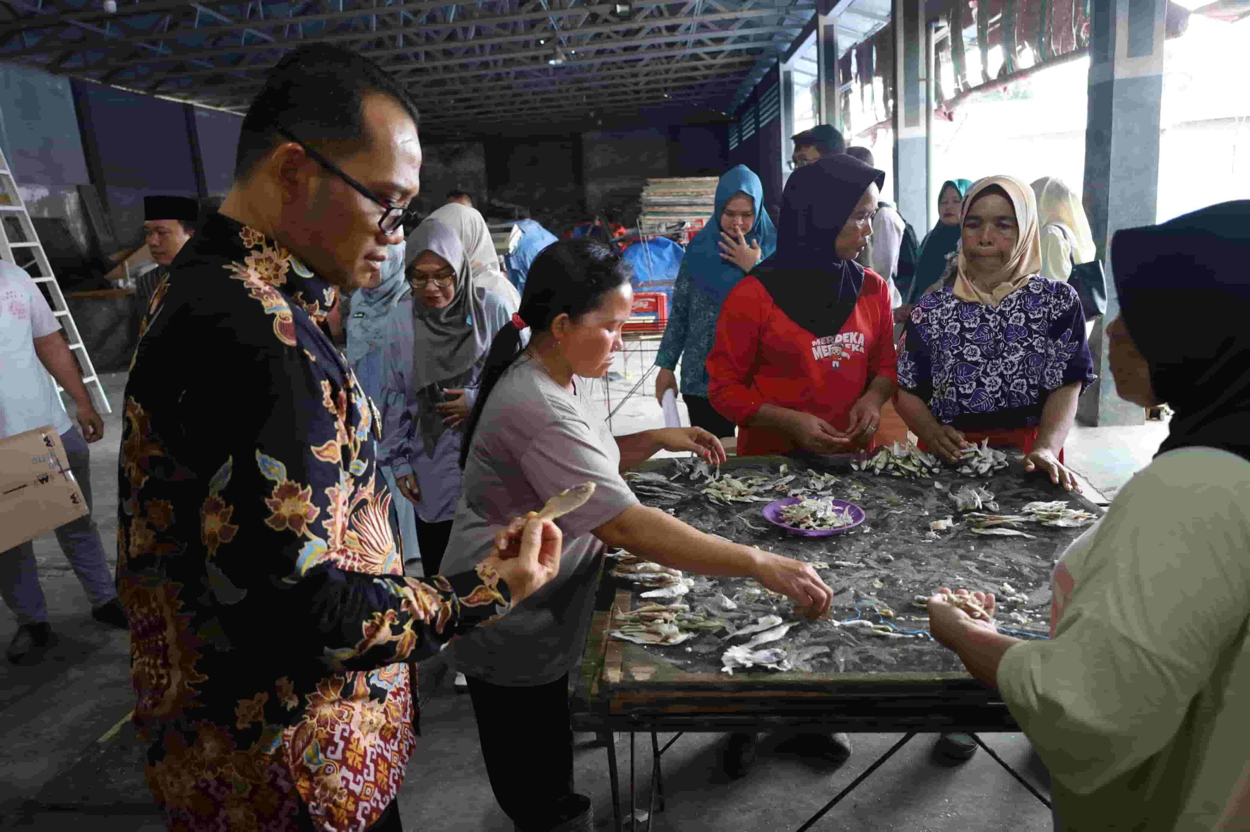 Cicip Ikan Asin hingga Sempol Ikan Teri, Plh Wali Kota Tanjungbalai Dukung Produk Khas Teluk Nibung