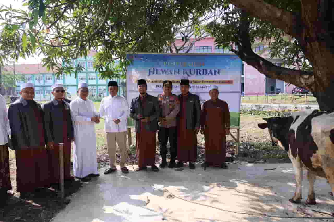Menteri Nusron Salurkan Hewan Kurban ke Ponpes Attaqwa, Pererat Kepedulian Sosial di Momentum Iduladha 1447 H