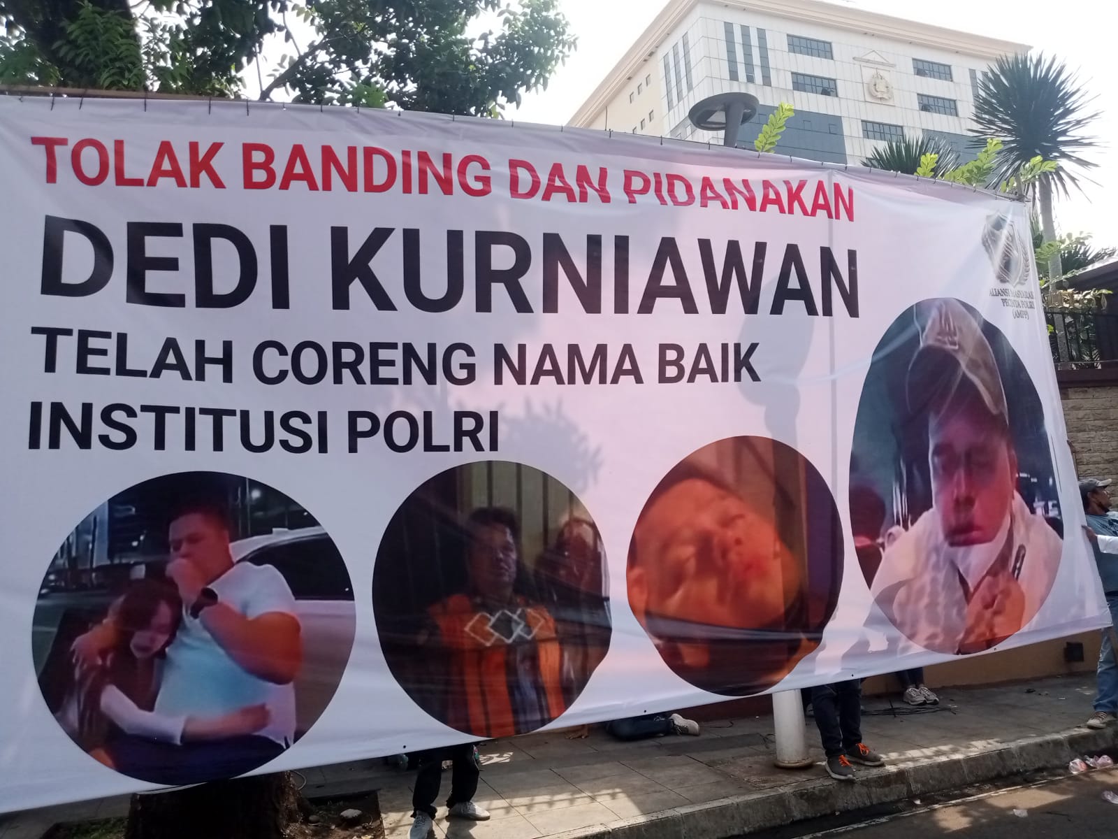Gelar Aksi Ketiga, Massa Desak Kapolri Tolak Banding dan Pidanakan Kompol Dedi Kurniawan