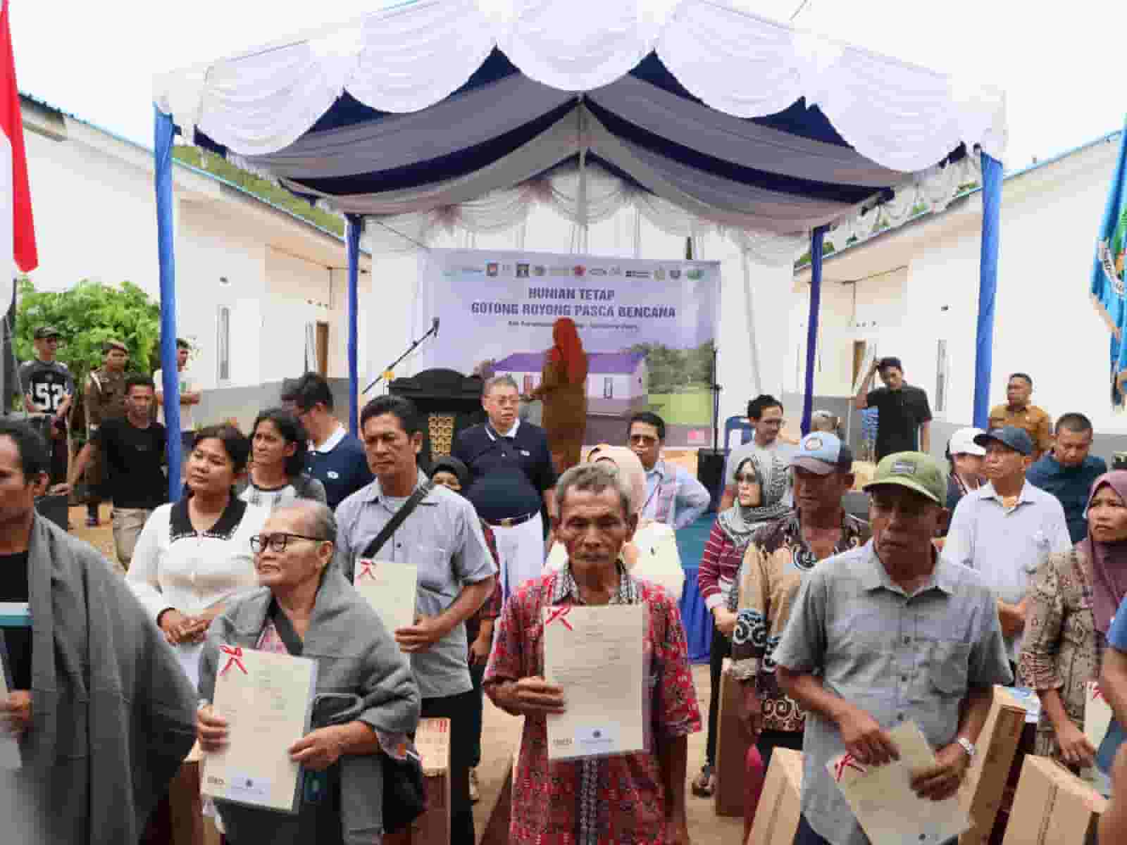 Kantor Pertanahan Kota Sibolga Serahkan Sertipikat Elektronik bagi Korban Banjir dan Longsor