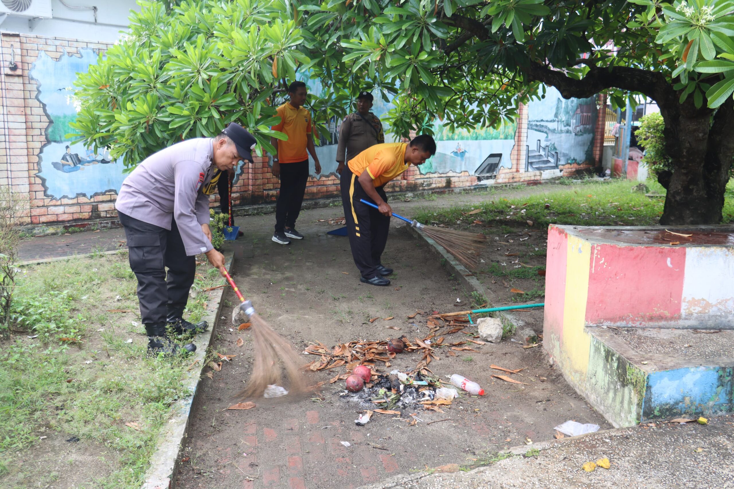 Sambut Hari Bhayangkara ke-80, Polres Tanjung Gelar Aksi Bersih-Bersih ‘Gerakan Indonesia Asri’